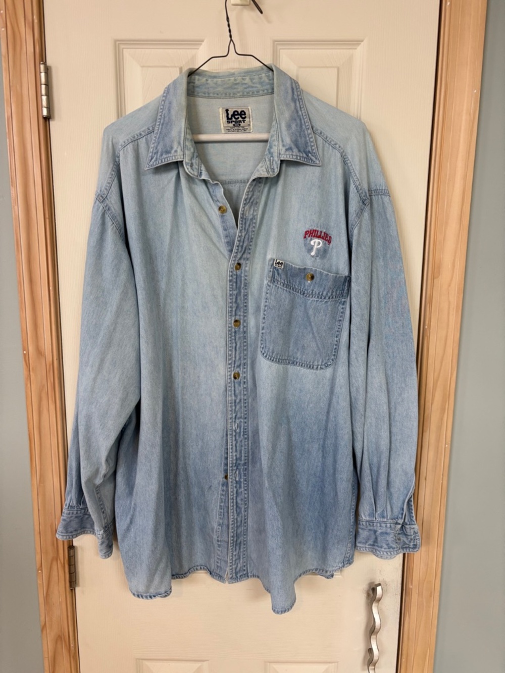 VTG Lee Shirt Mens XL Blue Light Wash Denim Button Phillies logo, pocket